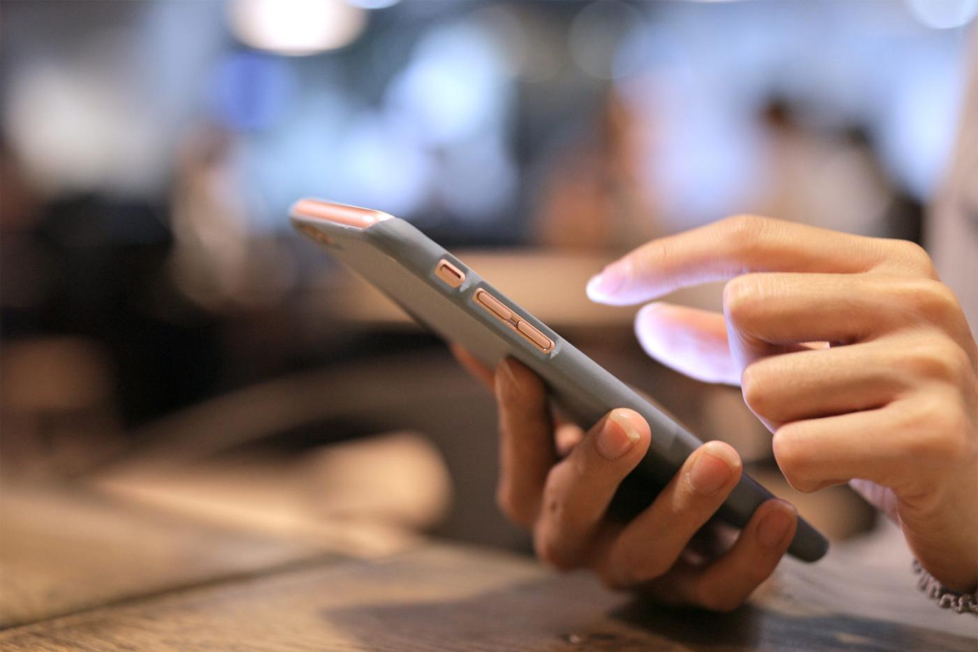 Persona usando un teléfono inteligente para navegar por Internet en modo privado o de incógnito.